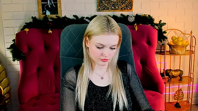 Snapshot of GraceGlamour chatting on 12-30-24, 11:48 GraceGlamour online show from 12-30-24, 11:48