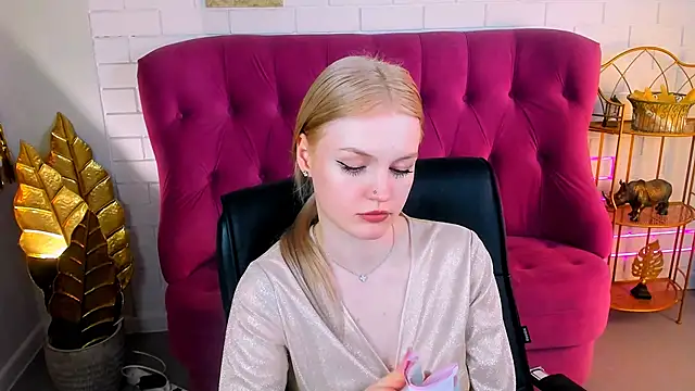 Snapshot of GraceGlamour chatting on 01-13-25, 08:37 GraceGlamour online show from 01-13-25, 08:37