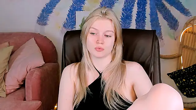 Snapshot of GraceGlamour chatting on 01-28-25, 11:28 GraceGlamour online show from 01-28-25, 11:28