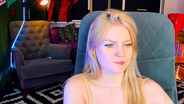 Snapshot of GraceGlamour chatting on 02-05-25, 11:23 GraceGlamour online show from 02-05-25, 11:23