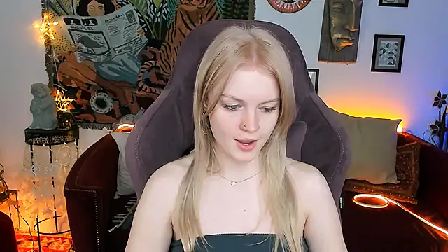 Snapshot of GraceGlamour chatting on 02-08-25, 08:09 GraceGlamour online show from 02-08-25, 08:09