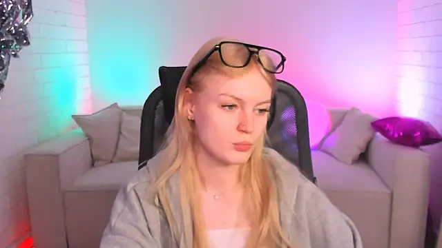 Snapshot of GraceGlamour chatting on 02-10-25, 08:20 GraceGlamour online show from 02-10-25, 08:20