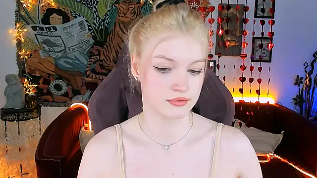 Snapshot of GraceGlamour chatting on 02-15-25, 08:11 GraceGlamour online show from 02-15-25, 08:11