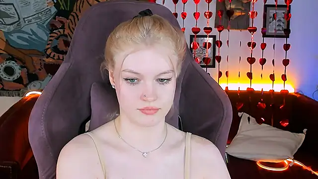 Snapshot of GraceGlamour chatting on 02-15-25, 11:17 GraceGlamour online show from 02-15-25, 11:17