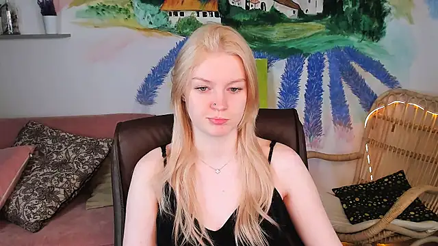 Snapshot of GraceGlamour chatting on 02-17-25, 05:14 GraceGlamour online show from 02-17-25, 05:14