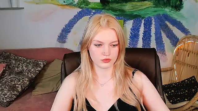 Snapshot of GraceGlamour chatting on 02-17-25, 08:19 GraceGlamour online show from 02-17-25, 08:19