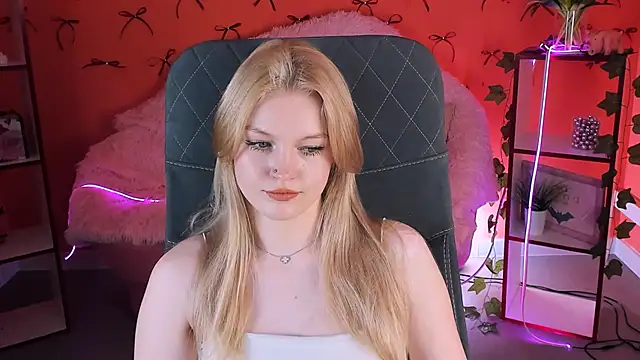 Snapshot of GraceGlamour chatting on 02-21-25, 08:18 GraceGlamour online show from 02-21-25, 08:18