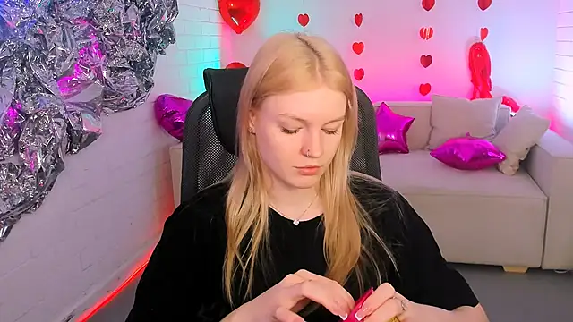 Snapshot of GraceGlamour chatting on 02-22-25, 05:12 GraceGlamour online show from 02-22-25, 05:12