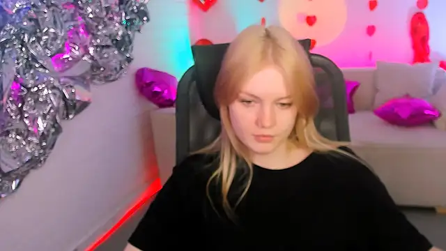 Snapshot of GraceGlamour chatting on 02-22-25, 08:18 GraceGlamour online show from 02-22-25, 08:18