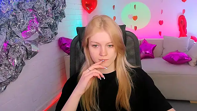 Snapshot of GraceGlamour chatting on 02-22-25, 11:24 GraceGlamour online show from 02-22-25, 11:24