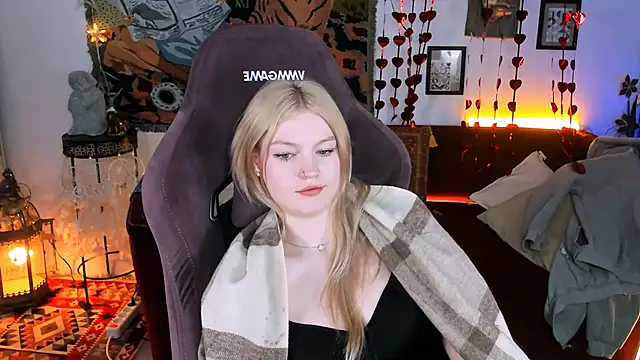 Snapshot of GraceGlamour chatting on 02-28-25, 08:09 GraceGlamour online show from 02-28-25, 08:09