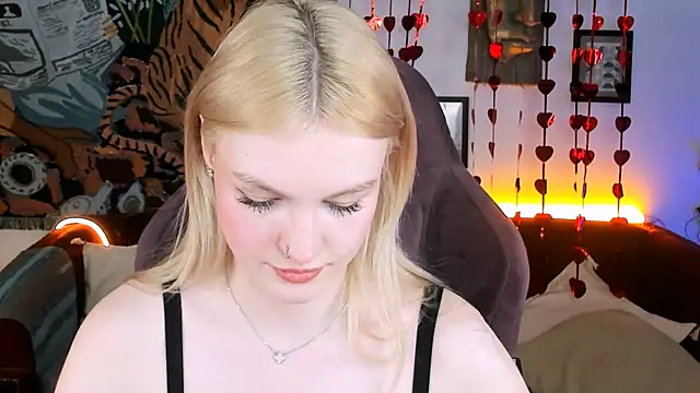 Snapshot of GraceGlamour chatting on 02-28-25, 11:14 GraceGlamour online show from 02-28-25, 11:14