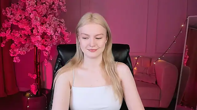 Snapshot of GraceGlamour chatting on 03-14-25, 05:16 GraceGlamour online show from 03-14-25, 05:16