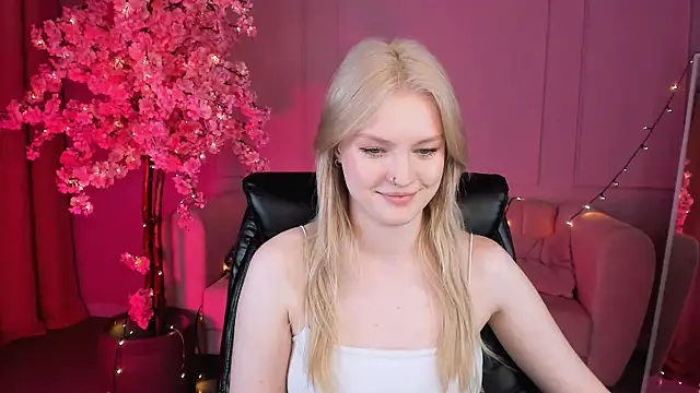 Snapshot of GraceGlamour chatting on 03-14-25, 11:23 GraceGlamour online show from 03-14-25, 11:23