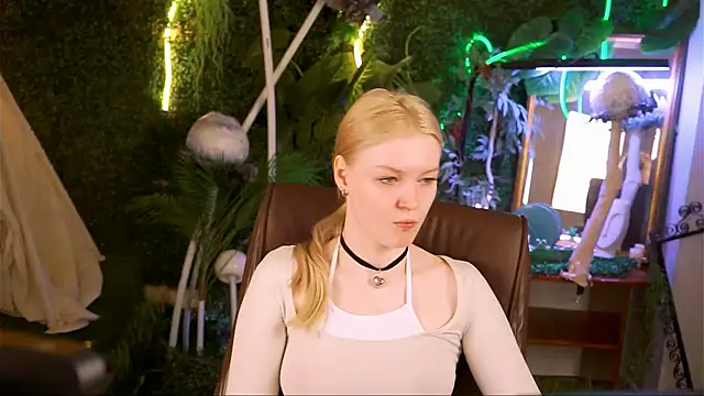 Snapshot of GraceGlamour chatting on 03-17-25, 05:23 GraceGlamour online show from 03-17-25, 05:23