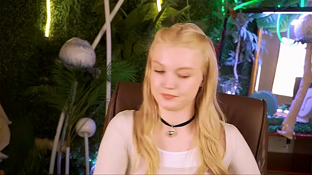 Snapshot of GraceGlamour chatting on 03-17-25, 08:29 GraceGlamour online show from 03-17-25, 08:29