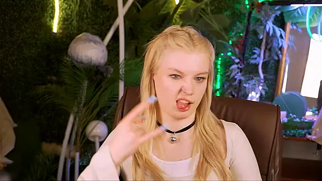 Snapshot of GraceGlamour chatting on 03-17-25, 11:42 GraceGlamour online show from 03-17-25, 11:42