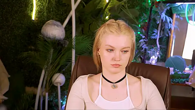 Snapshot of GraceGlamour chatting on 03-18-25, 05:09 GraceGlamour online show from 03-18-25, 05:09