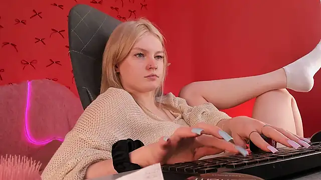 Snapshot of GraceGlamour chatting on 03-19-25, 11:28 GraceGlamour online show from 03-19-25, 11:28