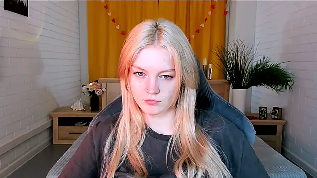 Snapshot of GraceGlamour chatting on 03-21-25, 05:11 GraceGlamour online show from 03-21-25, 05:11