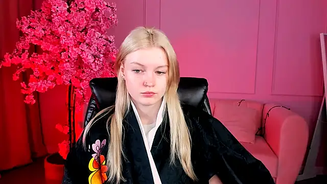 Snapshot of GraceGlamour chatting on 03-22-25, 05:06 GraceGlamour online show from 03-22-25, 05:06