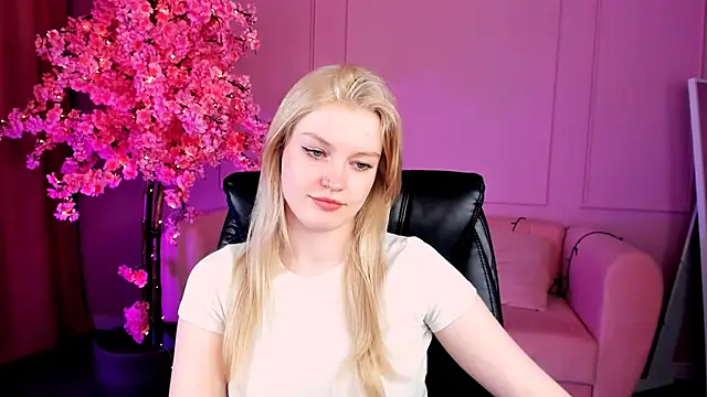 Snapshot of GraceGlamour chatting on 03-22-25, 08:08 GraceGlamour online show from 03-22-25, 08:08