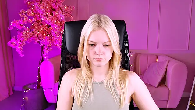 Snapshot of GraceGlamour chatting on 09-17-25, 05:09 GraceGlamour online show from 09-17-25, 05:09