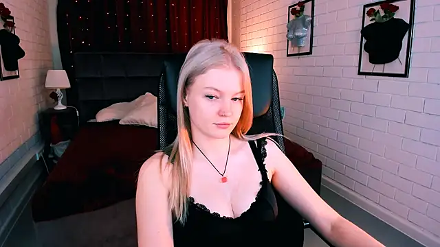 Snapshot of GraceGlamour chatting on 10-15-25, 05:07 GraceGlamour online show from 10-15-25, 05:07