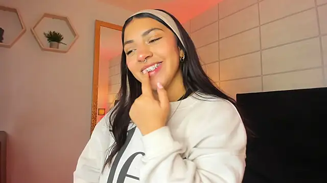 Snapshot of Christine_Laam chatting on 10-02-25, 12:12 Christine Laam online show from 10-02-25, 12:12