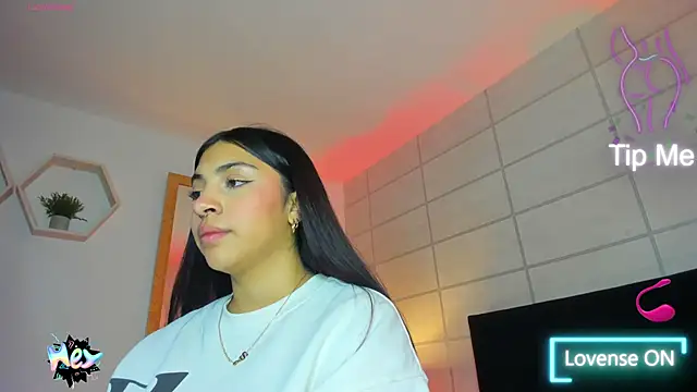 Snapshot of Christine_Laam chatting on 10-15-25, 12:05 Christine Laam online show from 10-15-25, 12:05