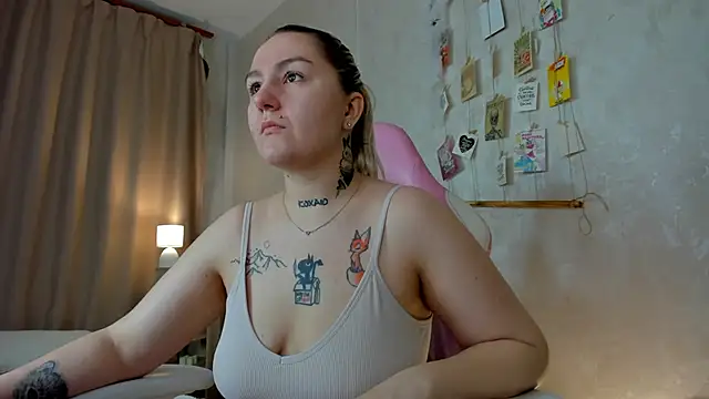 Snapshot of Debbie_Taylor chatting on 11-20-25, 05:45 Debbie Taylor online show from 11-20-25, 05:45