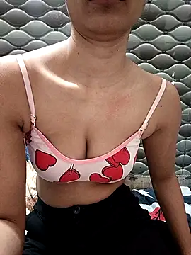 Snapshot of Rajni-Mehra chatting on 02-06-26, 05:34 Rajni-Mehra online show from 02-06-26, 05:34