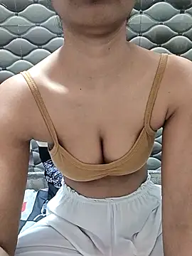 Snapshot of Rajni-Mehra chatting on 02-27-26, 05:51 Rajni-Mehra online show from 02-27-26, 05:51