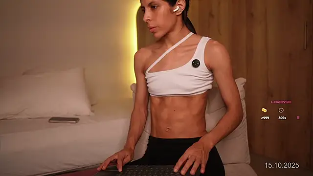 Snapshot of veronica_mendez1 chatting on 10-15-25, 11:16 veronica mendez1 online show from 10-15-25, 11:16