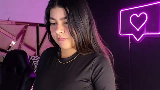 Snapshot of emmalee_01a chatting on 02-11-25, 11:32 emmalee 01a online show from 02-11-25, 11:32