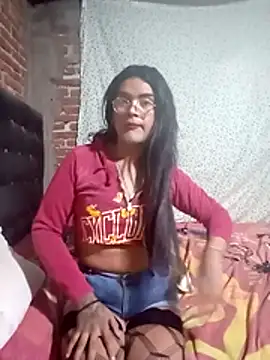 Snapshot of yovana13 chatting on 10-29-25, 10:39 yovana13 online show from 10-29-25, 10:39