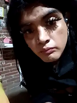 Snapshot of yovana13 chatting on 11-24-25, 01:11 yovana13 online show from 11-24-25, 01:11