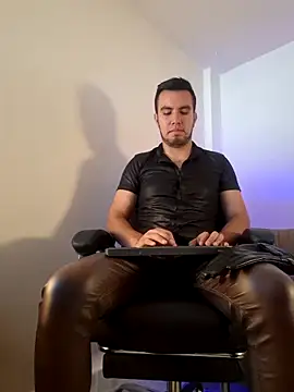 Snapshot of bradley_colt chatting on 03-11-25, 03:12 bradley colt online show from 03-11-25, 03:12