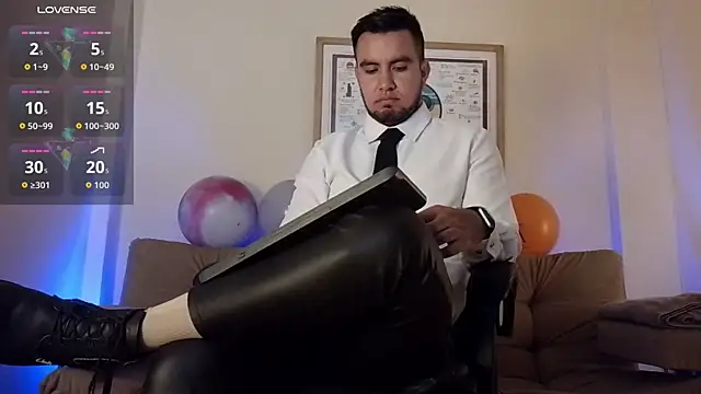 Snapshot of bradley_colt chatting on 12-04-25, 03:21 bradley colt online show from 12-04-25, 03:21