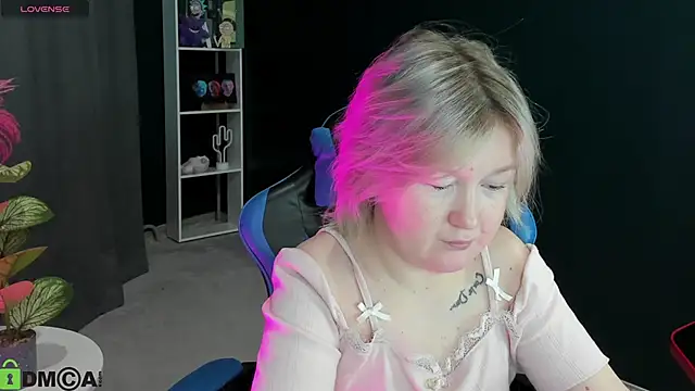 Sara Robinson online show from 06-12-26, 03:05