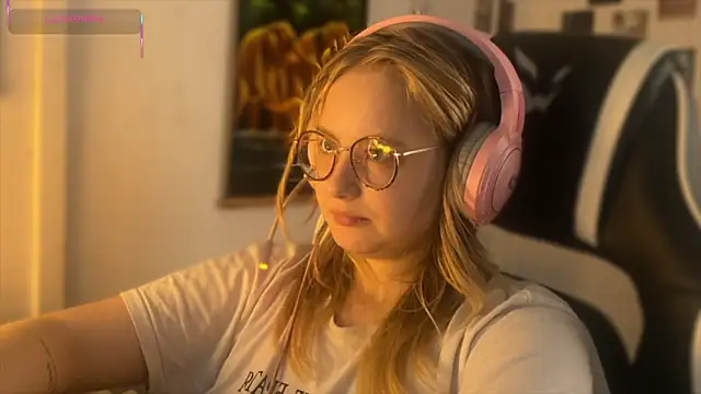 JacyWinslat online show from 09-18-25, 02:19