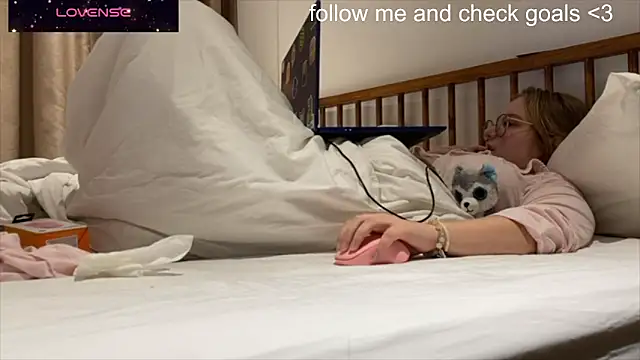 Snapshot of JacyWinslat chatting on 12-18-25, 02:45 JacyWinslat online show from 12-18-25, 02:45