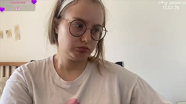 Snapshot of JacyWinslat chatting on 02-15-26, 07:05 JacyWinslat online show from 02-15-26, 07:05