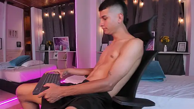 Aaron Scoot online show from 12-14-24, 01:06