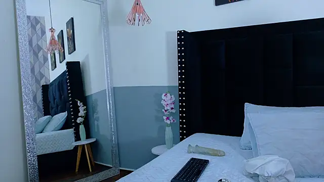 hotlatinateacher online show from 11-07-25, 06:52