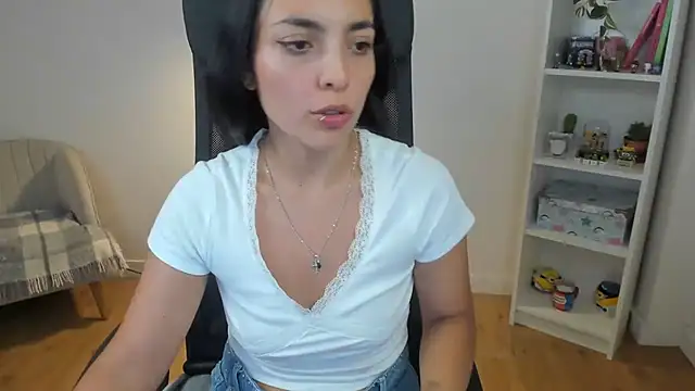 Snapshot of _BellaEvans_ chatting on 07-28-26, 11:17 BellaEvans online show from 07-28-26, 11:17