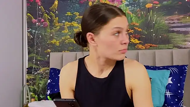 Snapshot of MadameDeFeu chatting on 01-18-25, 12:36 MadameDeFeu online show from 01-18-25, 12:36