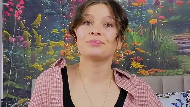 Snapshot of MadameDeFeu chatting on 03-01-25, 08:13 MadameDeFeu online show from 03-01-25, 08:13