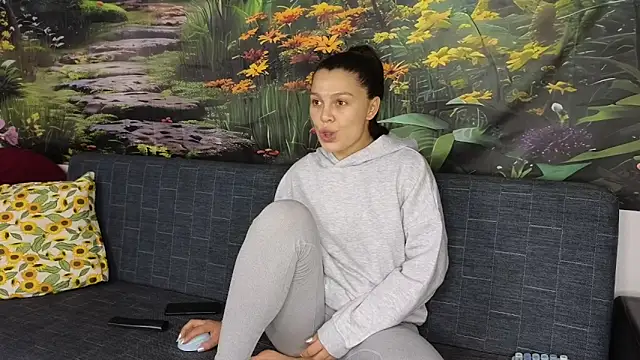 Snapshot of MadameDeFeu chatting on 10-08-25, 11:41 MadameDeFeu online show from 10-08-25, 11:41