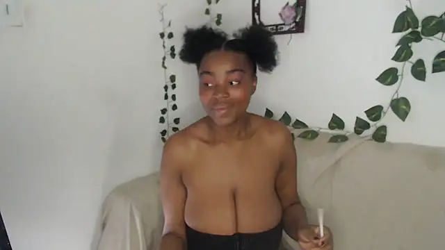 Snapshot of lyssyhorny chatting on 09-25-25, 01:04 lyssyhorny online show from 09-25-25, 01:04